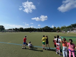 Sportplatz mit verschiedenen Stationen